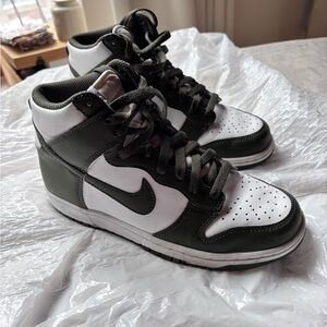 Nike Women's Sneakers in White and Dark Green